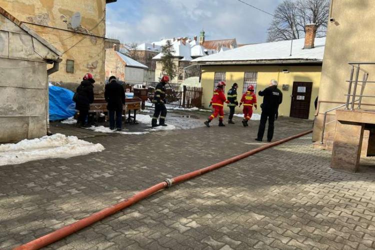 O capelă a luat foc la Sibiu! Pompierii au evacuat sicriile
