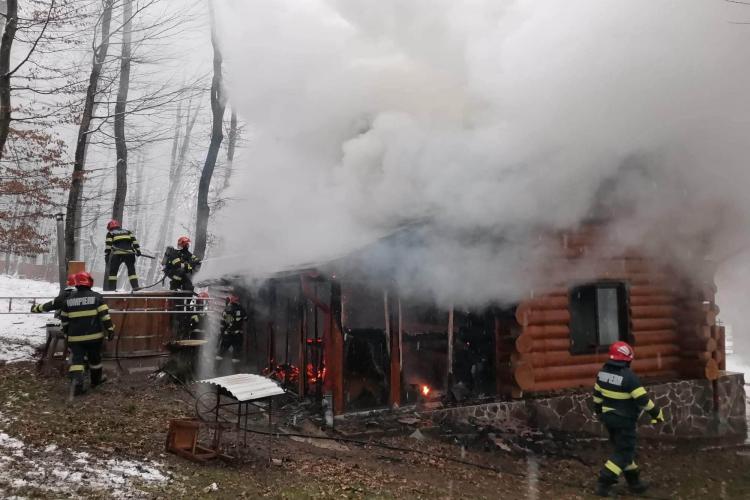 Incendiu în Făget! O casă de lemn a fost cuprinsă de flăcări, intervin pompierii clujeni cu trei autospeciale