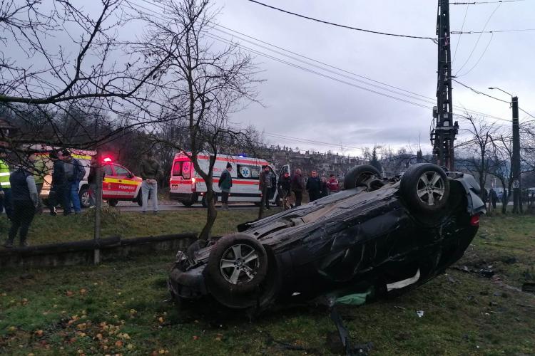 FOTO. Accident teribil în comuna Cășeiu, Cluj! O mașină s-a răsturnat, două victime, între care și un copil, au fost găsite inconștiente