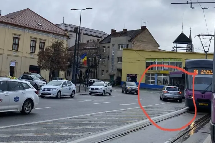Rar vezi asa ceva în traficul clujean! Un șofer a făcut slalom printre tramvaie - FOTO