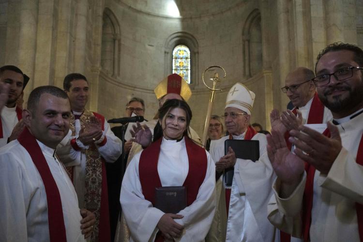 FOTO - Palestiniana Sally Azar, prima femeie hirotonită pastor în Țara Sfântă: „Este un important pas înainte” 