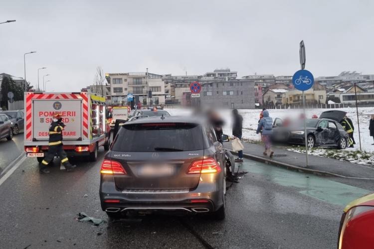 Accident pe strada Bună Ziua! Un șofer voia să iasă de la Lidl și a fost lovit în plin