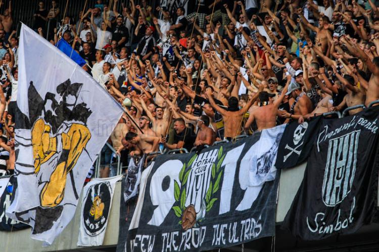 Fanii U Cluj îi susțin pe cei de la Craiova, după ce meciul cu Sepsi a fost oprit pentru scandări xenofobe