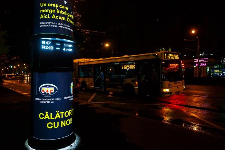 Clujenii, furioși pe panourile care afișează timpii de așteptare în stațiile de autobuz: „Nu te mai poți baza pe ele. Doar încurcă și nu ajută deloc”