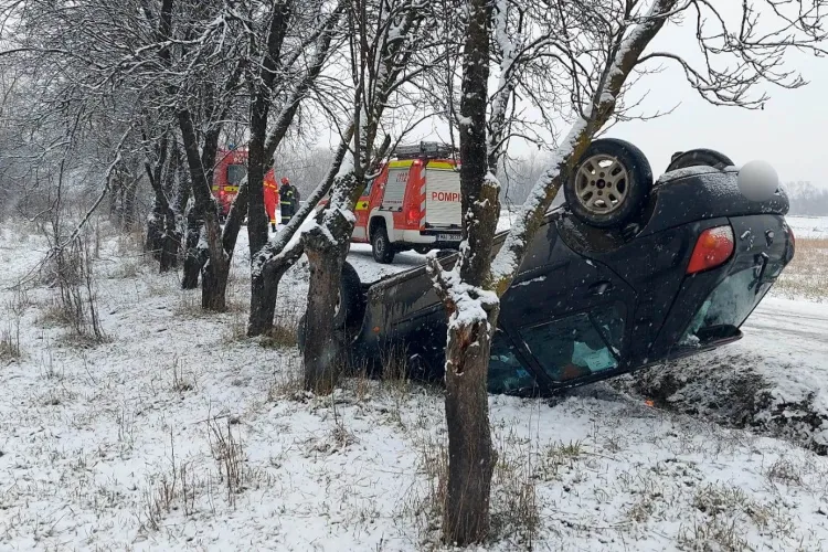 ACCIDENT în Jucu de Mijloc! O mașină s-a răsturnat, intervine descarcerarea și SMURD-ul