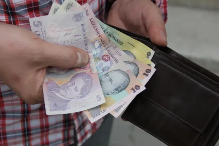 Fată de 14 ani, arestată pe 30 de zile după ce a tâlhărit cu gașca un bărbat. L-au lovit și i-au furat banii 