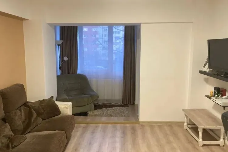 Cluj: Chirie cu pat ECO, din paleți: 450 de euro. Te uiți la televizor din balcon - FOTO