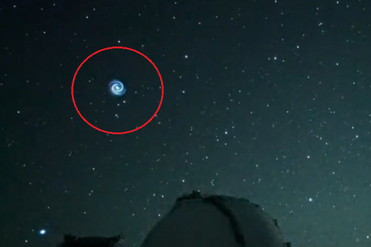 VIDEO - Imagini inedite! O spirală luminoasă a fost surprinsă pe cerul nopții. Cum cred specialiștii că s-a format
