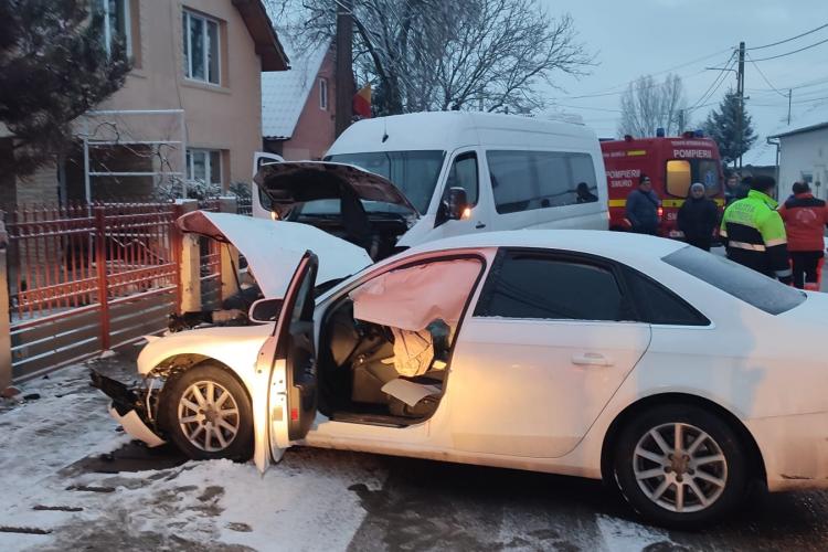 Accident grav la Bonțida, între un microbuz și un autoturism. O ambulanță care trecea prin zonă a sărit în ajutor - FOTO