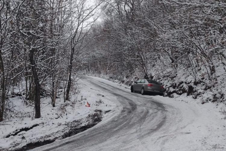 FOTO - 16 autoturisme, blocate în zăpadă în apropiere de localitatea Măguri. Voluntari: „Sub nicio formă nu intrați pe astfel de sectoare de drum”
