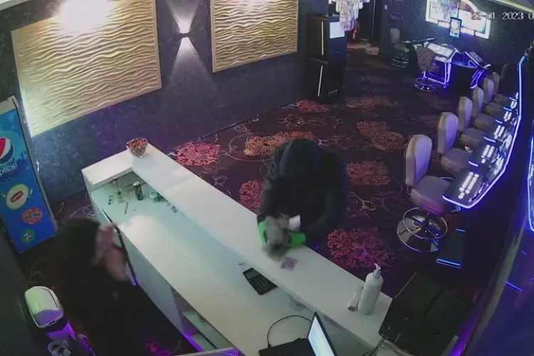 VIDEO - Cum a decurs un jaf la o sală de jocuri din Deva 