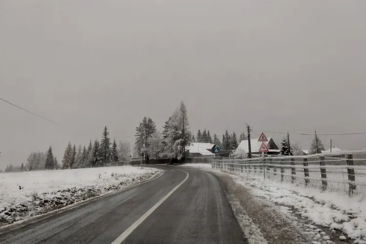 Peste 500 de tone de material antiderapant au fost folosite în acțiunile de deszăpezire și de combatere a poleiului pe drumurile județene