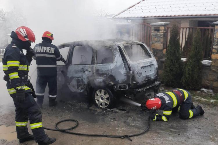FOTO. O maşină a luat foc în mers în Cluj-Napoca. Şoferul a reuşit să iasă la timp, autoturismul grav avariat
