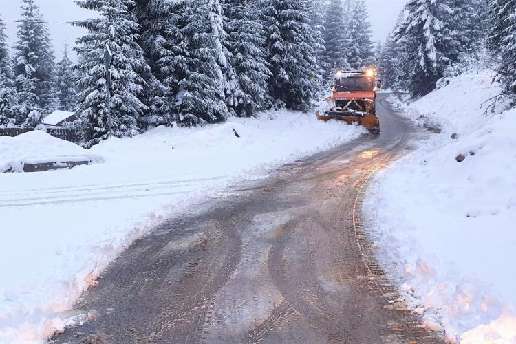 Zăpadă și polei pe drumurile Clujului. Drumarii au scos utilajele de deszăpezire