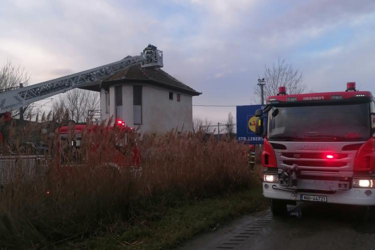 FOTO - Incendiu în Apahida: Tavanul unei case a fost cuprins de flăcări