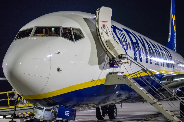 Republica: Țopârlanul român într-o cursă low cost refuză să-și pună centura, vorbește tare, e nepoliticos