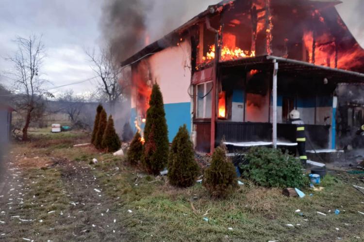 FOTO. Incendiu violent în comuna Frata, Cluj! O casă a fost cuprinsă în totalitate de flăcări