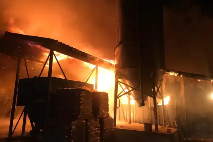 FOTO - Incendiu violent în Reghin: O fabrică de bolțari s-a făcut scrum în fața proprietarului. „M-au sunat vecinii să mă întorc că arde tot”