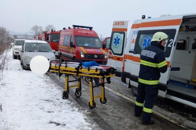 Un bărbat de 51 de ani și-a pierdut viața și alte două persoane au ajuns la spital în urma unui accident grav în Bistrița-Năsăud