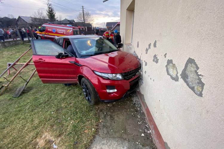 Un șofer beat din Bistrița-Năsăud a lovit cu mașina 4 copii care mergeau regulamentar pe marginea drumului, apoi s-a oprit într-o grădiniță