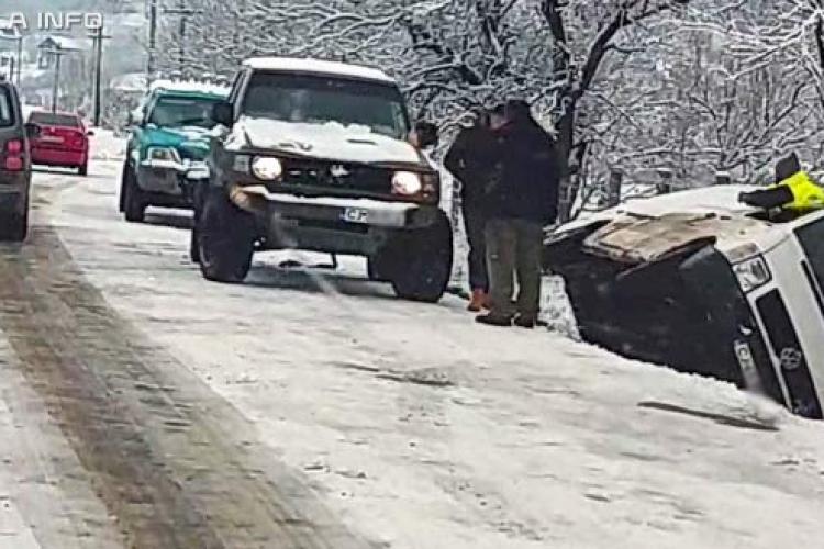 VIDEO - Drumarii și-au făcut treaba, degeaba. Mai multe mașini, răsturnate din cauza carosabilului plin de gheață: „Nu e vina mea că nu e curățat drumul”