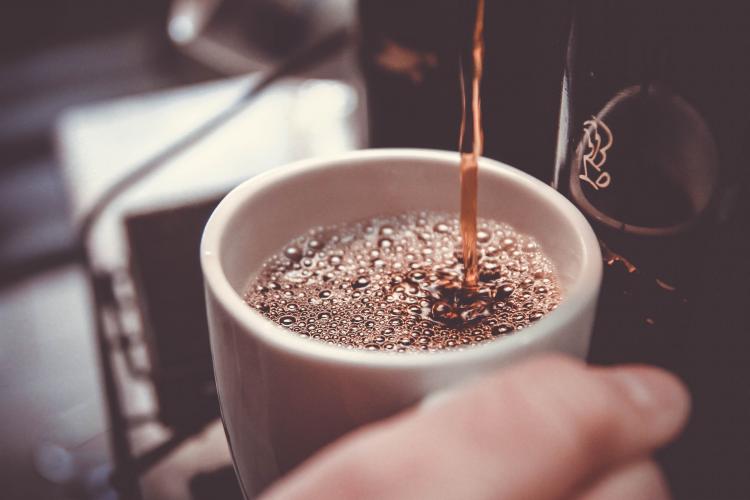 Prețul cafelei a crescut enorm: Un cappuccino servit în oraş a devenit un lux în România. „E mai scump decât în Spania”