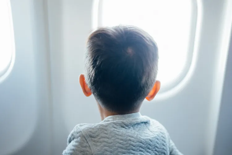 O grupare de români, prinsă că falsifica acte notariale pentru a scoate copii din țară cu procuri false