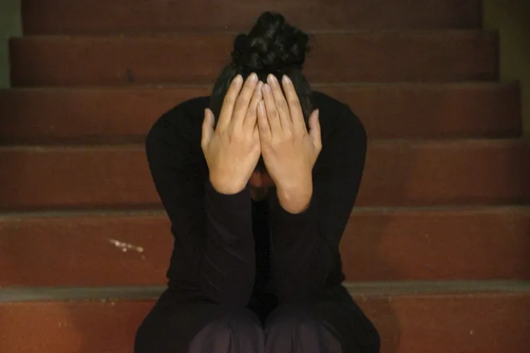 O minoră de 17 ani din Dej, violată de un bărbat de 44 de ani. Individul a dat buzna peste ea când a rămas singură acasă