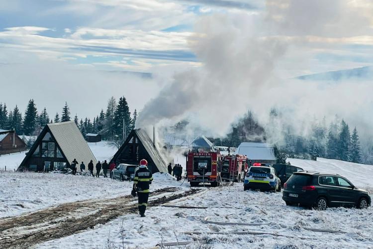 FOTO - O cabană din localitatea Copcea, comuna Mărișel, a luat foc. Intervenția pompierilor a durat peste două ore