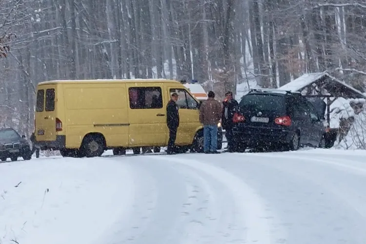 Accident în Făget! Drumarii sunt acuzați că stau la cafele și nu deszăpezesc - FOTO