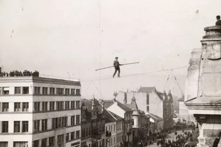 Acrobatul Arturo Strohschneider a mers pe sârmă la Cluj, în 1934 - FOTO