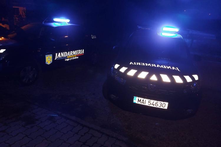 Jandarmii clujeni au prins doi tineri suspecți, care aveau la ei plicuri cu ”prafuri albe”