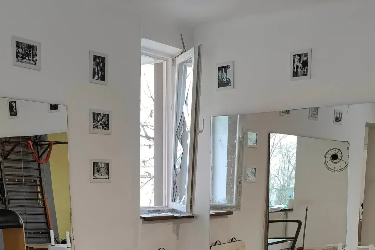 Spargere la un studio de pilates din Cluj-Napoca. Autorul s-a tăiat când a intrat pe geam - FOTO
