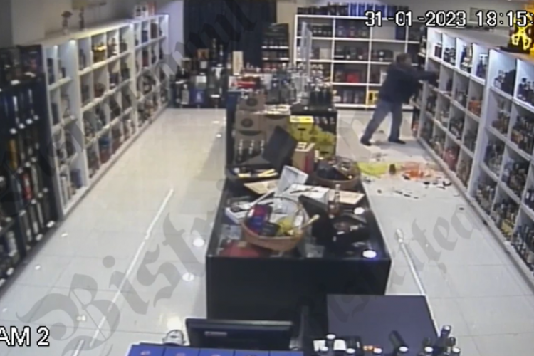 VIDEO - Un taximetrist a vandalizat un magazin de băuturi alcoolice, din senin. Personalul magazinului nu își explică incidentul