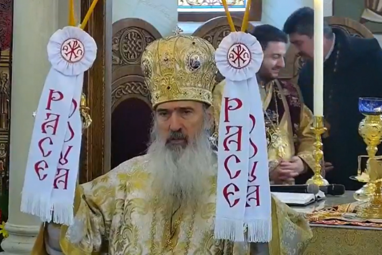 VIDEO - Înalt Prea Sfinţitul Teodosie a ținut o slujbă la Cluj. Zeci de credincioși s-au înghesuit să-i atingă veșmintele