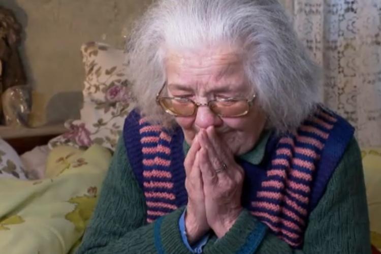 Ți se rupe inima! O bătrână a sunat la 112 și a cerut ajutor spunând că moare de frig și de singurătate - VIDEO