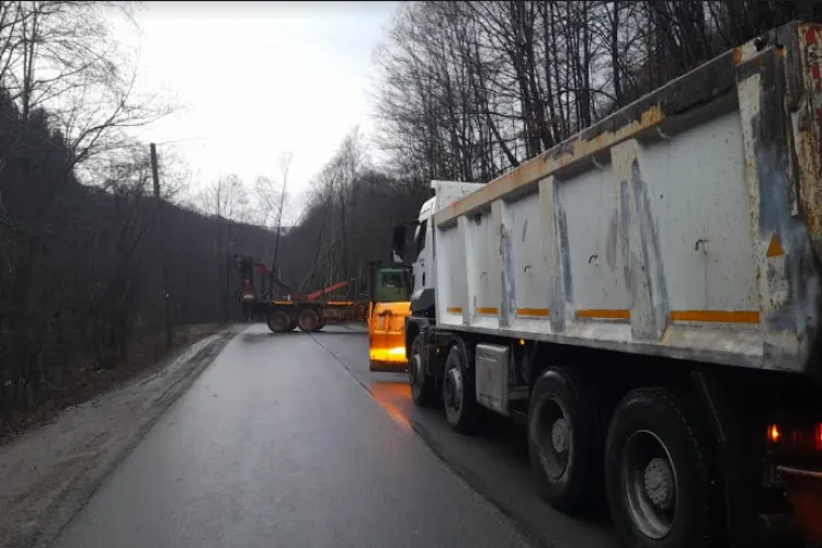 Circulația pe drumul județean, afectat de alunecarea de teren, s-a redeschis parțial 