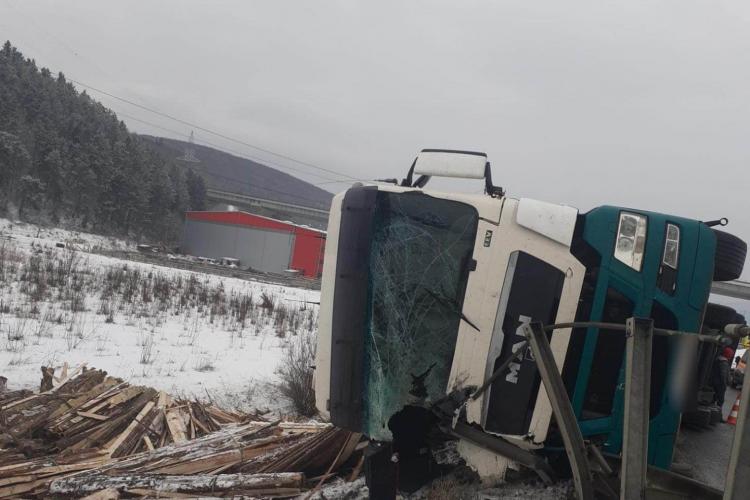 FOTO. Un camion s-a RĂSTURNAT pe breteaua de coborâre de pe autostrada A3, la Gilău! Intervin pompierii