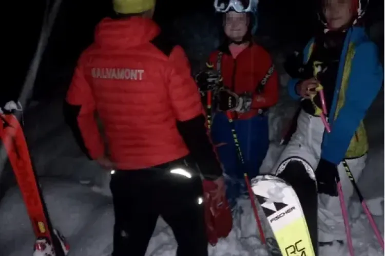 FOTO - Două copile rătăcite prin pădure, găsite de salvamontiști. Plecaseră de pe pârtiile de la Transalpina 