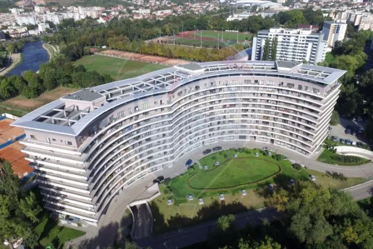 Raritate? Apartament în blocul SEMILUNĂ, din Plopilor, la preț de penthouse în Dubai. Prețul s-a dublat în mai puțin de 3 ani