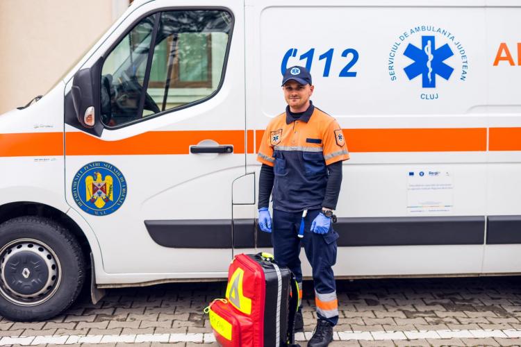 Jos pălăria! Un asistent de la Serviciul de Ambulanță oferă servicii gratuite la domiciliu celor care au nevoie