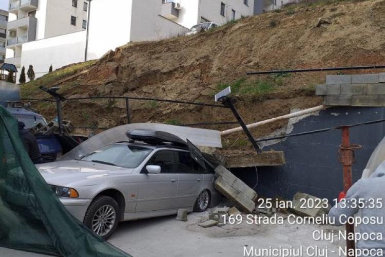 Coșmar urbanistic la Cluj! Un zid de sprijin s-a prăbușit peste mașini - FOTO