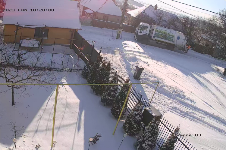 Firma Supercom, care se laudă cu un parc auto de 5 stele, nu ridică gunoiul în Feleacu pentru că e zăpadă - VIDEO