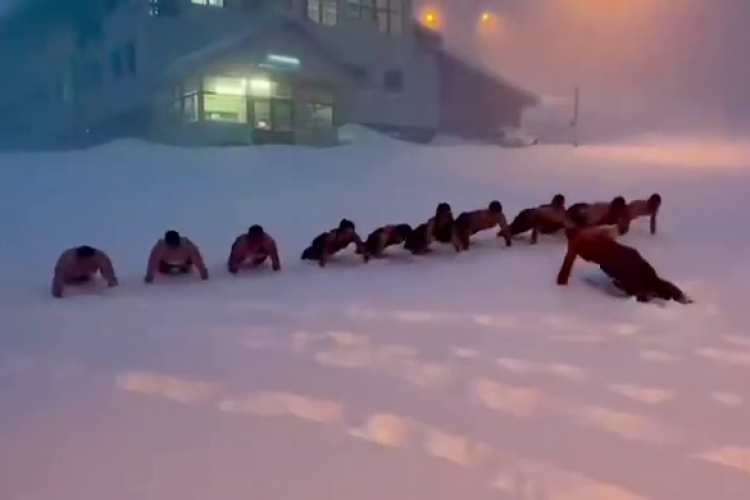 Instrucție la mare altitudine, în Masivul Parâng. Viitori ofițeri fac instrucție în zăpadă - VIDEO