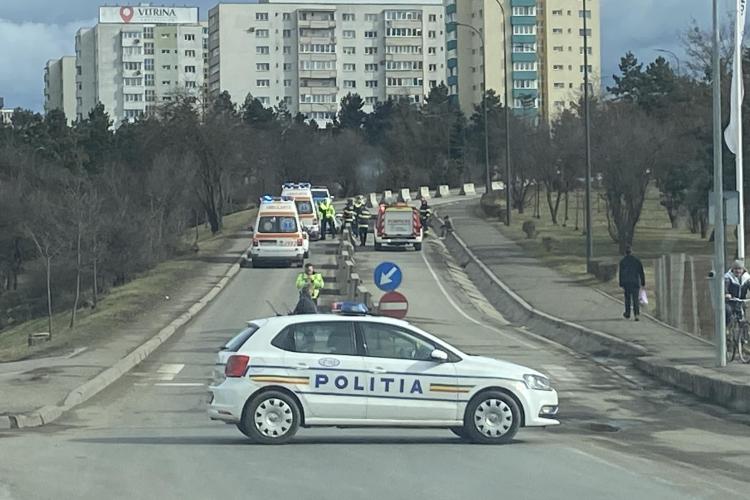 FOTO. Accident în Mănăștur! O mașină a intrat în parapet, două victime