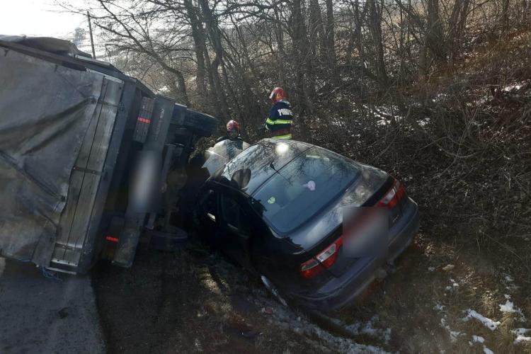 FOTO. Două mașini s-au răsturnat între Viștea și Gârbău! Au intervenit pompierii 