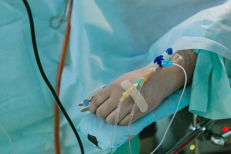Doi medici au luat stimulatoare cardiace de la morți şi le-au montat pacienţilor. Cel puţin două persoane au murit