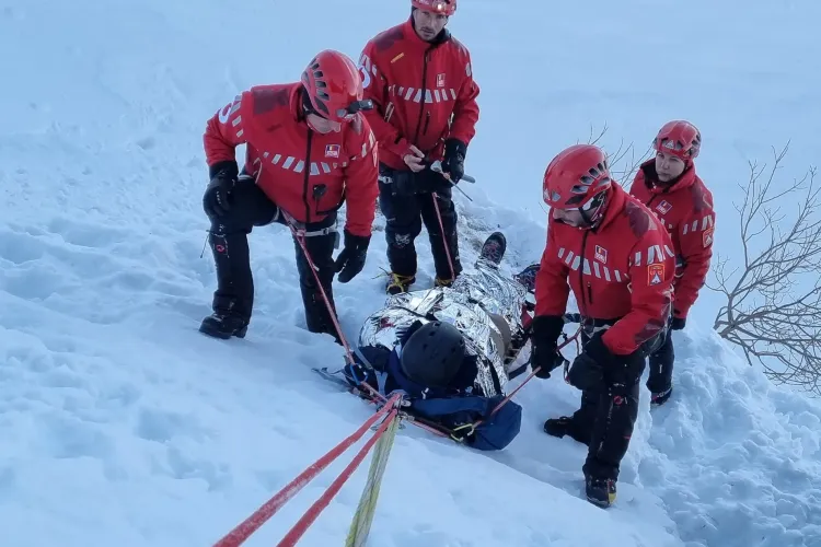 FOTO - 140 de persoane, salvate în ultimele 24 de ore de echipajele Salvamont din țară. Vezi câte cazuri au avut de rezolvat salvamontiștii clujeni 