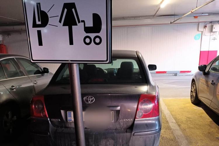 Tătic din Cluj, înjurat de un șofer nesimțit care și-a parcat mașina pe locul pentru gravide și părinți: „Nu fac pe victima, dar eram cu fetița în brațe”
