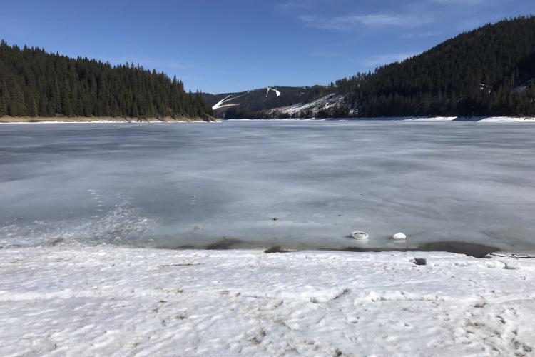 Atenție la stratul de gheață format pe lacurile din județ: „Recomandăm cetățenilor să nu se aventureze pe gheața formată pe cursurile de apă și pe lacuri”